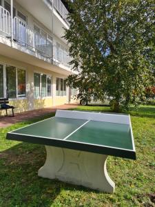un tavolo da ping pong di fronte a un edificio di Gästehaus Haßloch/Pfalz a Hassloch