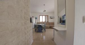 ein Wohnzimmer mit einem Tisch und einem Sofa in der Unterkunft Conero Guest House in Numana