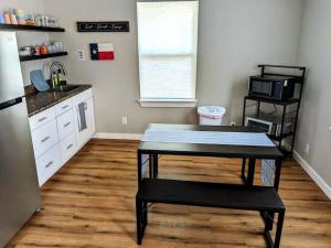 cocina con mesa en el centro de una habitación en Shady Oaks Cottage: A Peaceful & Relaxing Getaway, en Wimberley