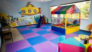 una habitación con una sala de juegos con un tanque de payasos en Pontal Praia Hotel, en Porto Seguro