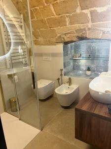 普利亞區格拉維納的住宿－Glamour suite，一间带水槽、卫生间和淋浴的浴室