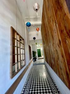 a hallway with a black and white checkered floor at Departamento Merced in Quillota