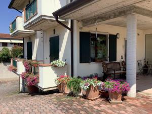 a house with potted plants on the side of it at EDYSHOME in Peschiera del Garda