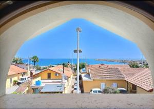 - une vue sur la ville depuis une arche dans l'établissement Un passo dal mare e dalla città., à Cagliari