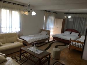 - un salon avec deux lits et un canapé dans l'établissement Apartman Struga, à Struga