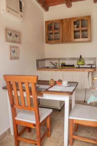 kuchnia z blatem, stołem i krzesłami w obiekcie Monoambiente Golondrina w mieście Capilla del Monte