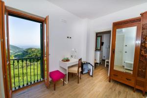 Vista generica sulle montagne o vista sulle montagne dall'interno del bed & breakfast