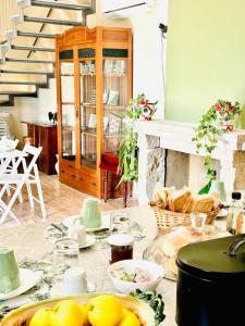 una sala de estar con una mesa con comida. en La Riggiola, en Salerno