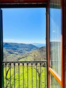 ventana con vistas a la montaña en La Riggiola, en Salerno
