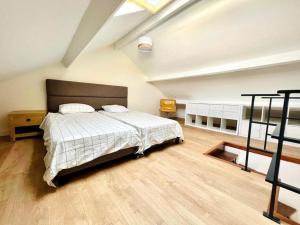 um quarto com uma cama grande num sótão em House near Paris/Stade de France em Saint-Denis