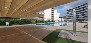 a swimming pool with an umbrella in a building at Rocamaura IV-2-10 inmoestartit in L'Estartit