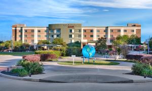 een hotelgebouw met een blauw beeld ervoor bij Courtyard by Marriott Houston NASA Clear Lake in Nassau Bay