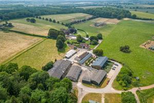 une vue aérienne d'un bâtiment dans un champ dans l'établissement Woodmans Cottage Nables Farm, à Chippenham