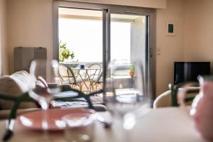 TV a/nebo společenská místnost v ubytování SUNSHINE - Appartement 2pers - terrasse vue mer - Dinard
