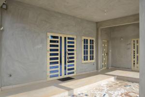 a room with blue and white doors on a wall at Spacieuse maison à Calavi - Comme chez vous in Abomey-Calavi