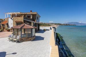 ein Haus am Ufer des Wassers in der Unterkunft casa vacanza barbera - In Riva al Mare in Trappeto