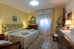 ein Schlafzimmer mit einem Bett, einer Kommode und einem Fenster in der Unterkunft casa vacanza barbera - In Riva al Mare in Trappeto