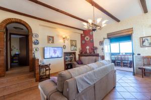 ein Wohnzimmer mit 2 Sofas und einem TV in der Unterkunft casa vacanza barbera - In Riva al Mare in Trappeto