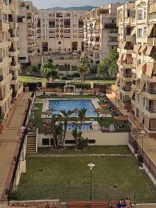 Blick auf einen Pool in einer Stadt mit Gebäuden in der Unterkunft Piso Loli in Málaga