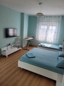 une chambre avec un grand lit et une télévision dans l'établissement Sea View New Apartment, à Durrës 69 autres photos