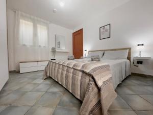 a large white bedroom with a large bed in it at Casa Vacanze Maride in Capitana