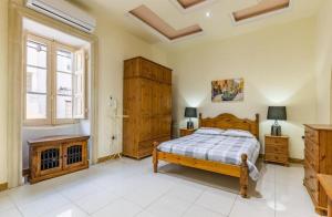 Кровать или кровати в номере Ta' Marija Home