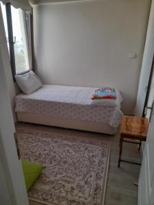 Habitación pequeña con cama y ventana en IASOS YAZLIK EV, en Milas