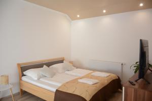 a bedroom with a bed with two towels on it at Gästehaus COCO in Krems an der Donau