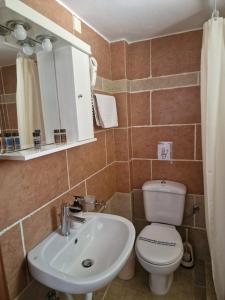 łazienka z toaletą i umywalką w obiekcie Stella's Houses w mieście Agía Pelagía Kithira +35 zdjęć