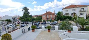 una strada cittadina con auto parcheggiate in un parcheggio di Casa Coimbra a Coimbra