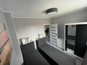 ein Badezimmer mit einer Treppe und einem Spiegel in der Unterkunft Apartament Reszel in Reszel