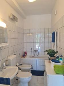 uma casa de banho com um WC, um lavatório e uma banheira em Ston apartment Sagittarius em Ston