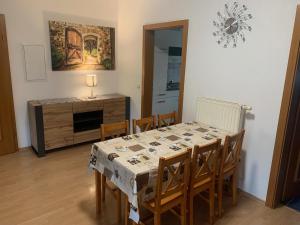 a dining room with a table and chairs in a room at Ferienwohnung am Ponyhof in Altötting