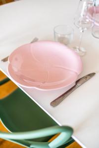 un plato rosa sentado sobre una mesa en SUNSHINE - Appartement 2pers - terrasse vue mer - Dinard, en Dinard