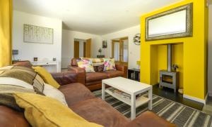 uma sala de estar com um sofá e uma mesa em APPLEDOWN - Secluded Rural Retreat in Kingsdown, 10 mins to BEACH em Kent
