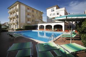 Bazén v ubytování Hotel Villa Sole Resort nebo v jeho okolí