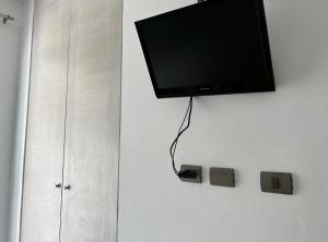 einen Flachbild-TV, der an einer Wand hängt in der Unterkunft Beautiful Apartment in Estrella Dominicus Bayahibe in Bayahibe