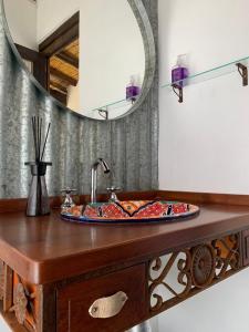 un bancone del bagno con lavandino e specchio di Fancy Rancho a Cafayate