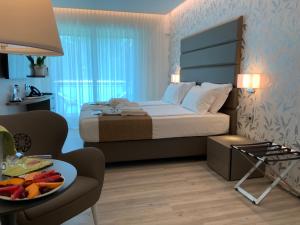 Postel nebo postele na pokoji v ubytování International Beach Hotel