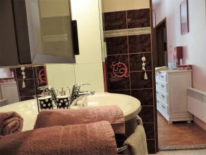 uma casa de banho com um lavatório, um espelho e uma banheira em Rooms & studio OLD TOWN PAG em Pag