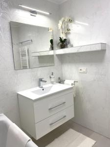 Uma casa de banho em Die Eleganz - Exclusive Apartment near the City Center