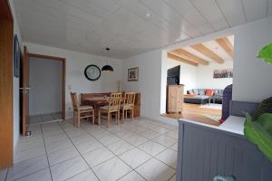 a kitchen and living room with a table and chairs at Habos Corner in Tiefenbach