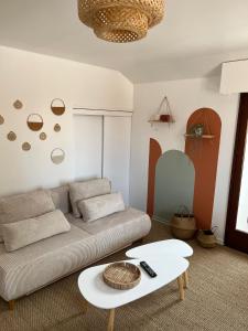 een woonkamer met een bank en een tafel bij Terra Residence - Superbe, calme et lumineux in Thonon-les-Bains