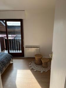 een slaapkamer met een bed en een deur naar een balkon bij Terra Residence - Superbe, calme et lumineux in Thonon-les-Bains