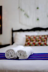 dwa ręczniki na łóżku w obiekcie Casa Fundadores w mieście Valladolid