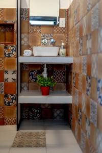 Łazienka z umywalką i ścianą wyłożoną kafelkami w obiekcie Casa Fundadores w mieście Valladolid