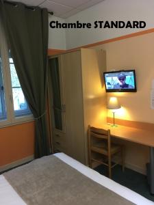 Hôtel Terminus - Pizzeria Pizz'a gogo - salle de sport - face à la gare的电视和/或娱乐中心