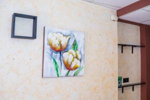 una pintura de dos flores en una pared en Apartamento Horno Castril, en Castril