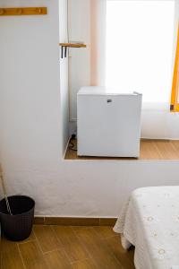 una habitación con un radiador blanco en la esquina de una habitación en Apartamento Horno Castril, en Castril