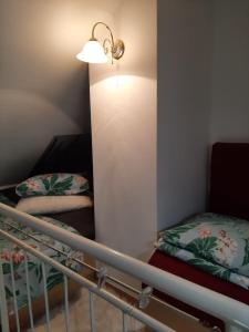 Cette petite chambre comprend des lits superposés et une lampe. dans l'établissement VILLA GOLF Crystal Drop Apartment, à Rogaška Slatina